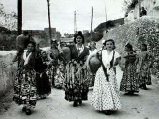 No van vestidas de flamenca, van vestidas de gitana