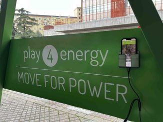 Generar energía limpia mientras niños y mayores se divierten en un columpio